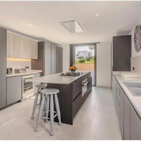 Brand New Modern Vila